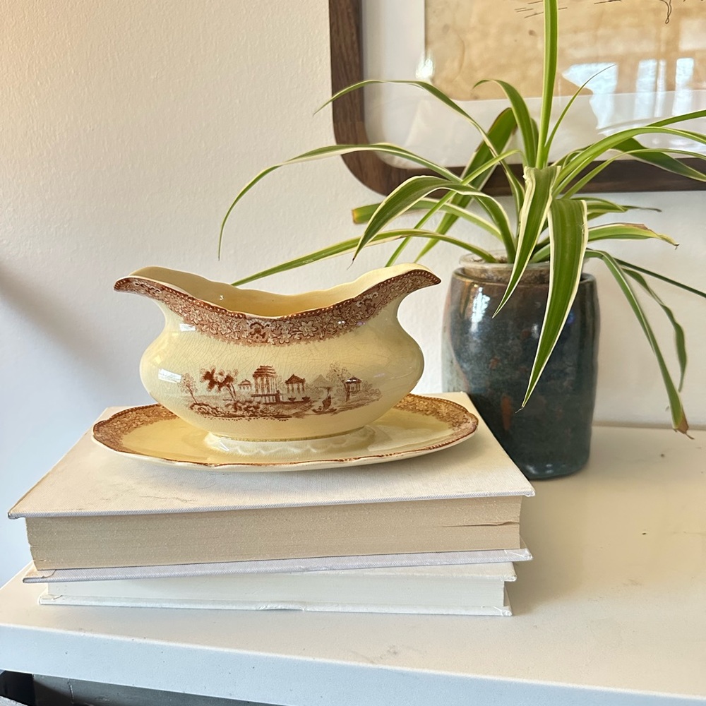 Antique Ridgway Grecian Cream and Brown Gravy Boat / Sauce boat and Underplate